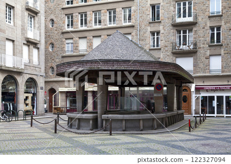 The fish market in Saint-Malo 122327094