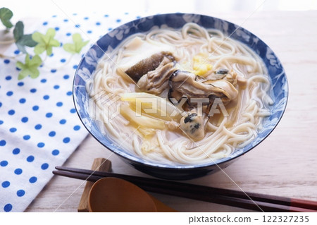 白石牡蠣鱈魚溫熱麵條是一種營養豐富、易消化的麵條，在治療期間或病癒後對腸胃溫和。 122327235