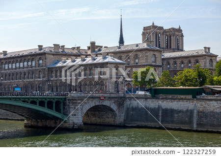 Hopital Hotel-Dieu and the Pont Notre-Dame in Paris 122327259