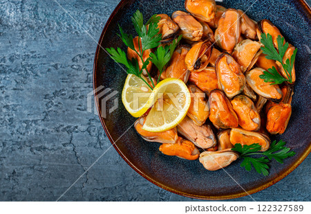 mussels no shell, boiled, mussels, peeled, in a bowl, with lemon and parsley, Chilean mussels, top view, no people, mussels no shell, boiled, mussels, peeled, in a bowl, with lemon and parsley, Chilean mussels, top view, no people, 122327589