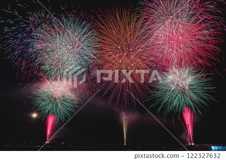 在靜岡縣燒津市燒津漁港舉辦的燒津海上煙火大會上，夜空綻放的煙火 122327632