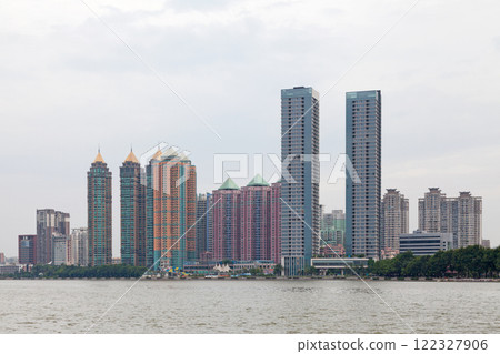 Condomiums alongside the Zhujiang river in Guangzhou 122327906