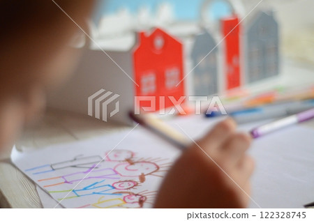 Little artist draws a family 122328745