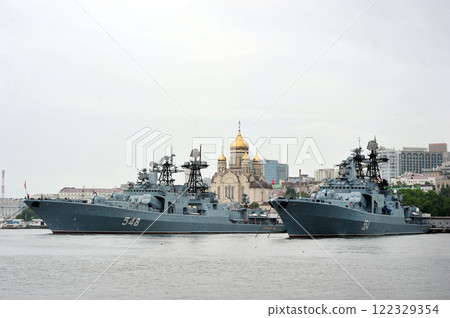 warships in the bay in rainy weather in Vladivostok 122329354