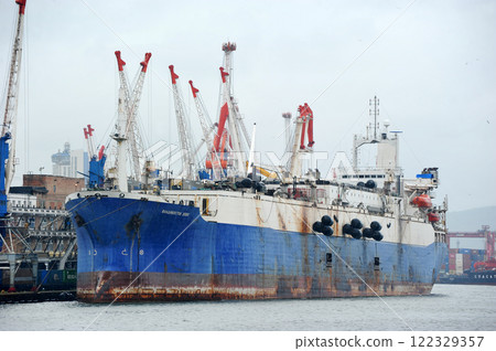 ships in port in rainy weather in Vladivostok 122329357