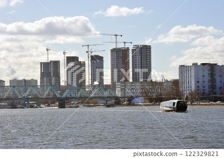 view of the houses under construction on the embankment of the Moskva River in Moscow 122329821