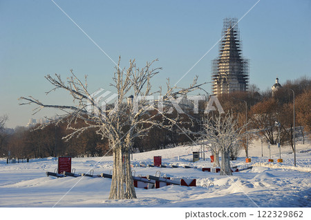 view of the restoration of the Church of the Ascension in Kolomenskoye Park in Moscow 122329862