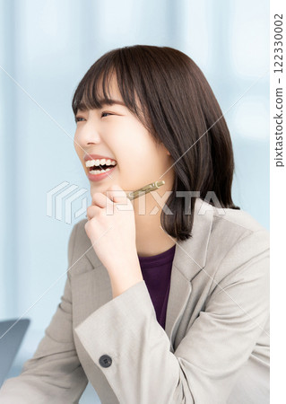 Smiling woman/businesswoman having fun talking 122330002