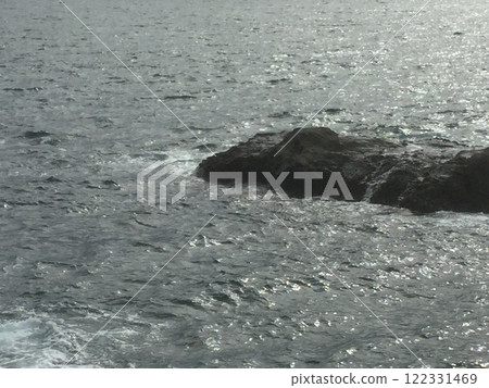 鎌倉和江之島散步2023版 - 海浪從岩橋拍打海岸 122331469