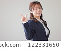 Young woman pointing diagonally upwards_1 122331650