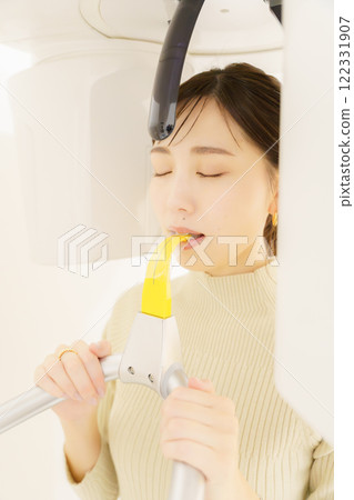 年輕女子接受牙齒 X 光檢查 122331907