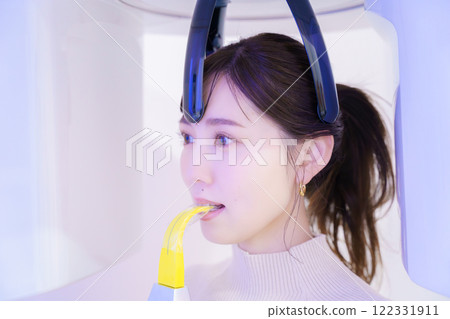 年輕女子接受牙齒 X 光檢查 122331911