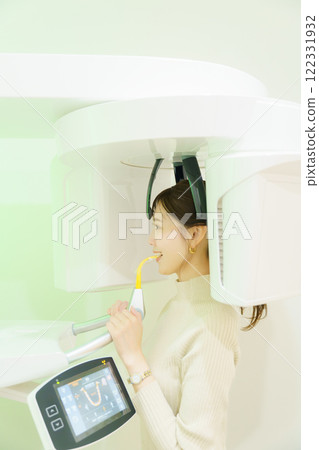 年輕女子接受牙齒 X 光檢查 122331932