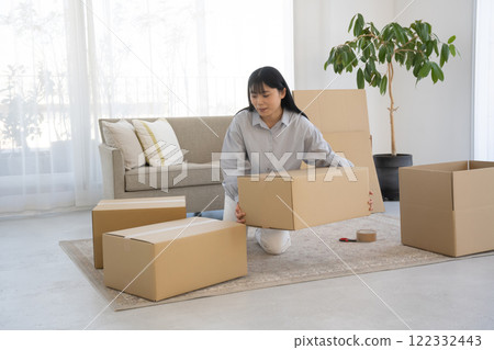 移動場景的年輕女子 移動場景的年輕女子 122332443