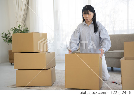 移動場景的年輕女子 移動場景的年輕女子 122332466