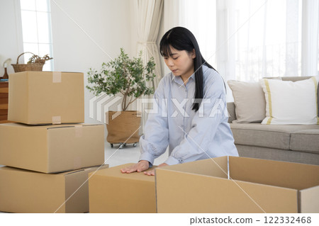 移動場景的年輕女子 移動場景的年輕女子 122332468