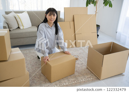移動場景的年輕女子 移動場景的年輕女子 122332479