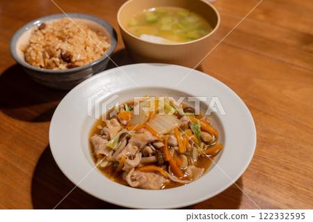 Meat and vegetables with thickened sauce and rice Meat and vegetables with thickened sauce and rice 122332595