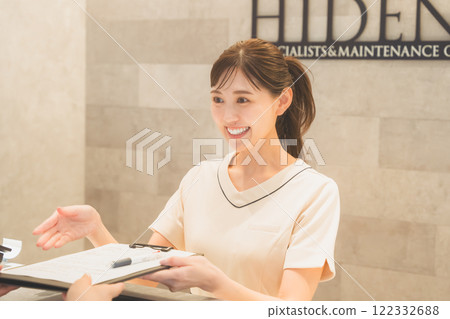 Image of a smiling woman at a clinic 122332688