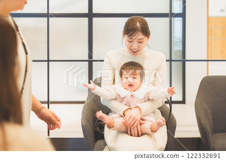檢查室裡一個充滿愛心的嬰兒和一個驚訝的年輕母親 122332691