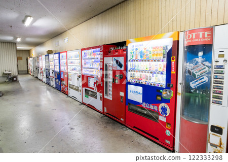 [Coin Snack Gosho 24] A scene of many vending machines lined up at night 122333298