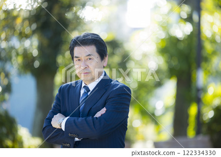 公園裡穿西裝的老人 122334330