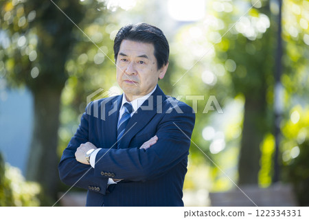 公園裡穿西裝的老人 公園裡穿西裝的老人 122334331