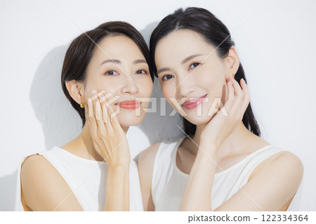 Two cuddling women Two cuddling women 122334364