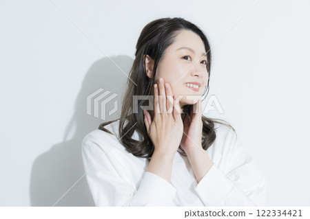 一個年輕女子伸展 一個年輕女子伸展 122334421