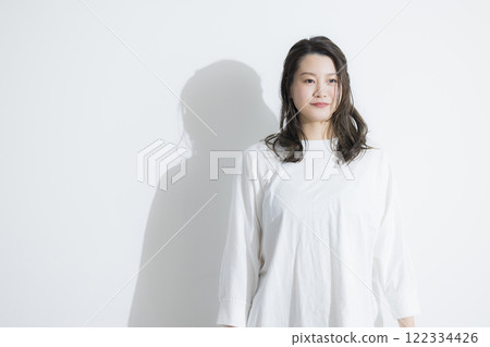 一個年輕女子伸展 122334426