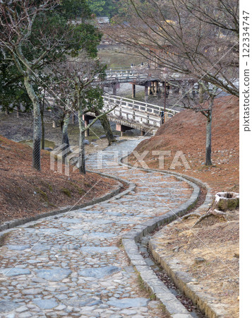 奈良公園鷺池通往浮禦堂的石階 122334747