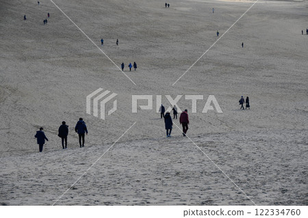 The magnificent scenery of the Tottori Sand Dunes, a tourist spot in Tottori Prefecture The magnificent scenery of the Tottori Sand Dunes, a tourist spot in Tottori Prefecture 122334760