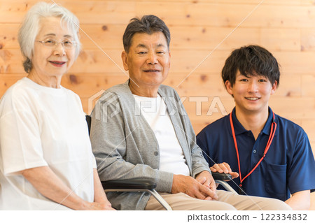 Senior men and women in a nursing home and a male speech-language-hearing therapist and physical therapist (dementia/rehabilitation) 122334832