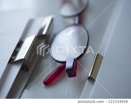 桌子上的文件和眼鏡 桌子上的文件和眼鏡 122334936