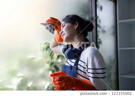 Dedicated Cleaner Polishing Windows Precision Home Cleaning Concept Dedicated Cleaner Polishing Windows Precision Home Cleaning Concept 122335002