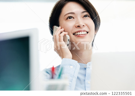 女商人在辦公室打電話 女商人在辦公室打電話 122335501