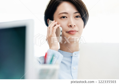女商人在辦公室打電話 122335503