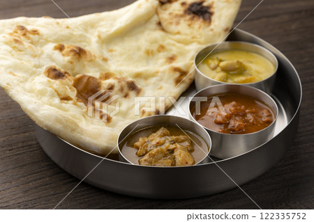 Naan and 3 types of curry set 122335752