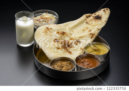 黑色背景中的楠和三種咖哩，配有沙拉和拉西 122335758