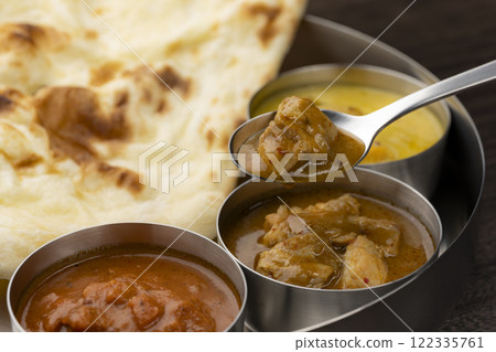 Spooned chicken curry 122335761