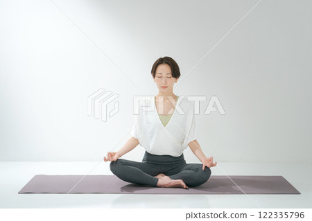 30多歲的女性練習瑜伽 122335796