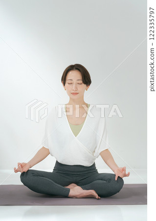 30多歲的女性練習瑜伽 122335797