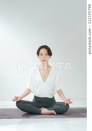 Women in their 30s who practice yoga 122335799