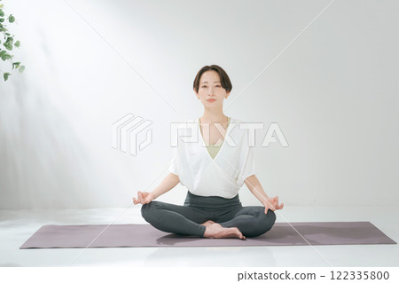 30多歲的女性練習瑜伽 30多歲的女性練習瑜伽 122335800