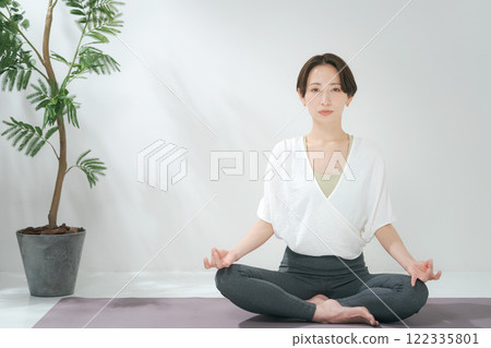 Women in their 30s who practice yoga 122335801