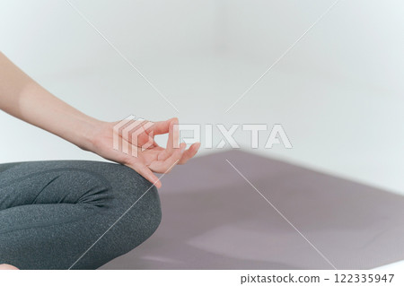 30多歲女人做瑜珈的手 122335947