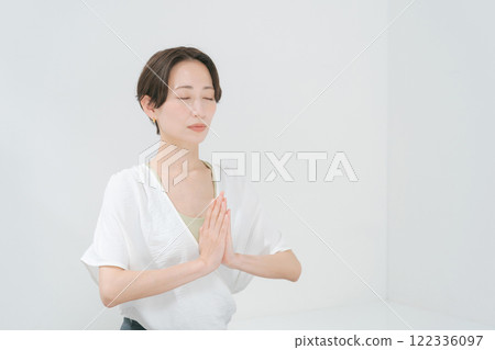 Women in their 30s who practice yoga Women in their 30s who practice yoga 122336097