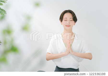 Women in their 30s who practice yoga Women in their 30s who practice yoga 122336100