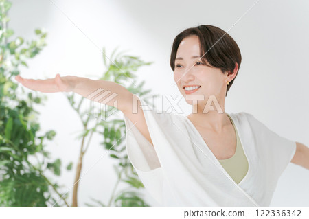 Women in their 30s who practice yoga 122336342