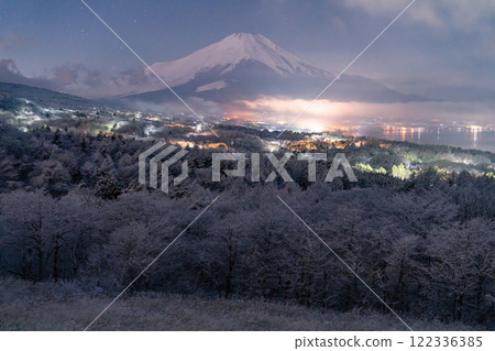 【山梨縣】冬季的富士山和白雪皚皚的山中湖全景平台 122336385